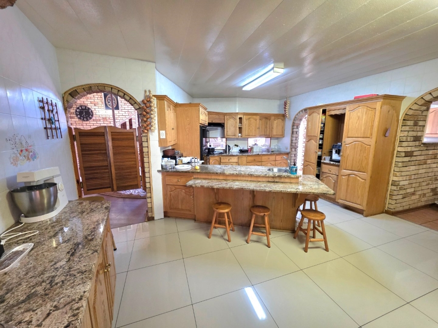 5 Bedroom Property for Sale in La Provance Free State